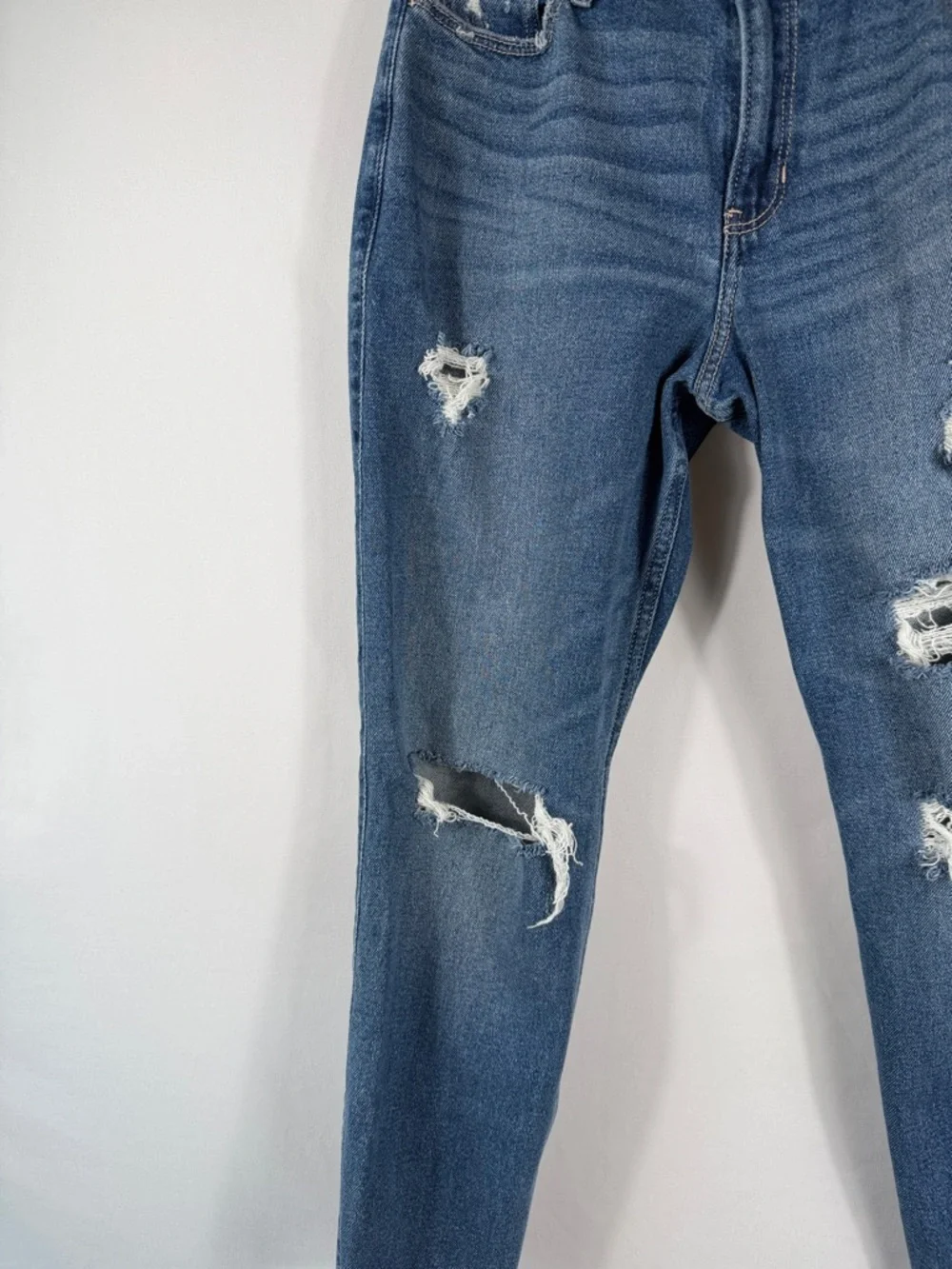 Hollister High-Rise Slim Straight Leg Cropped Distressed Jean Size‎ 7S, W27/L25.